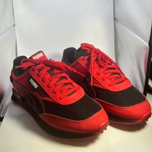 Puma  women’s sneaker size 7 in excellent condition used once